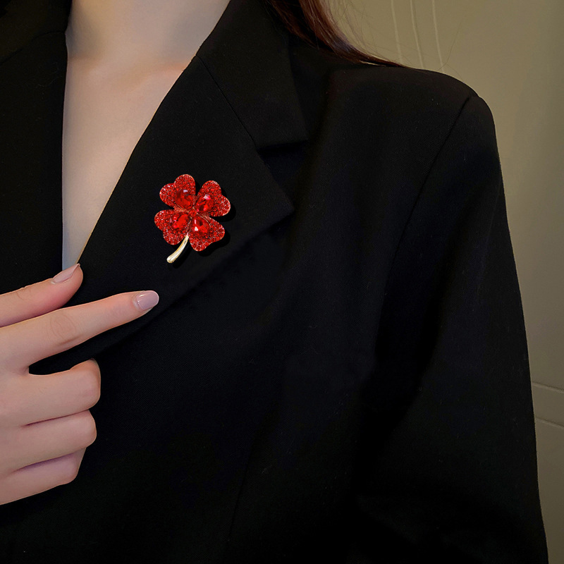 Broche incrustado com strass d - Embroidery Simple avaliação e preço